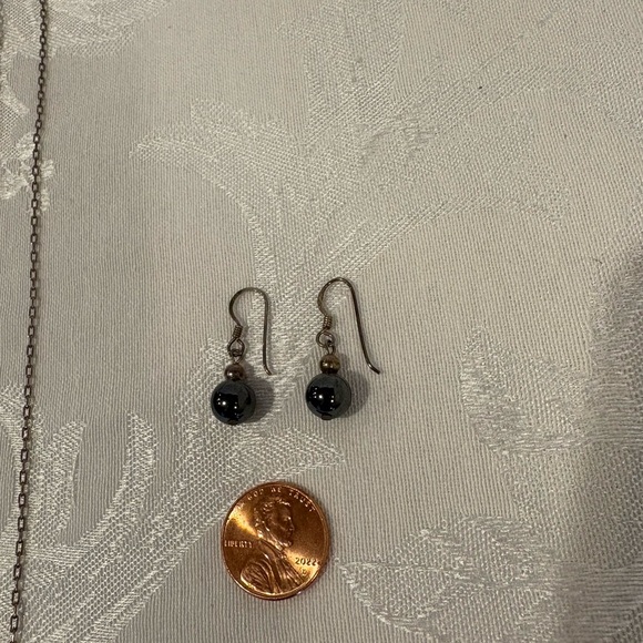 Vintage Hematite like Sphere Silver
Necklace and earrings set - Picture 4 of 6